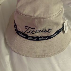 Titleist. Unisex bucket golf hat.